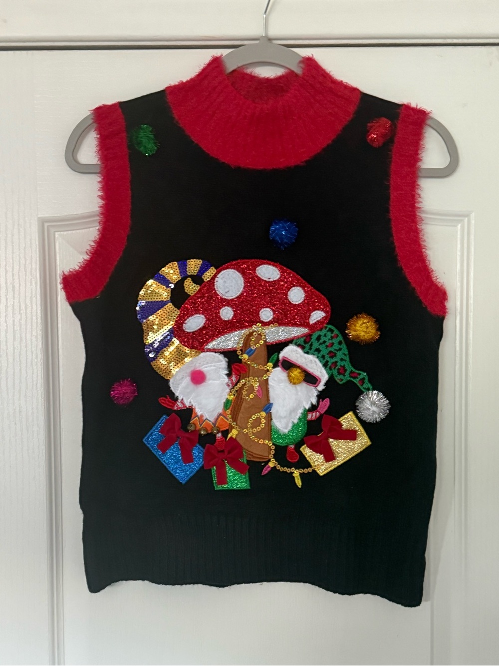 Festive Black & Red Sleeveless Holiday Sweater Vest womens Small Gnomes NWT